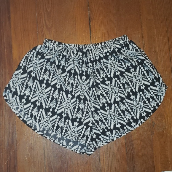 Ambiance Apparel Black & White Shorts Size S - Picture 1 of 4